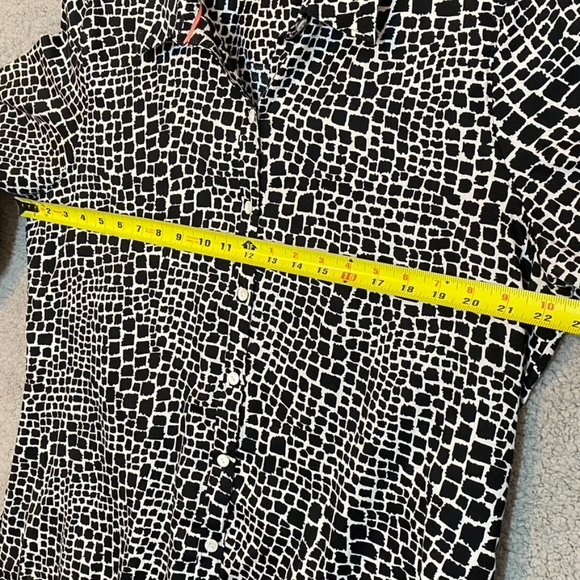 Orvis Wrinkle Resistant Button Up Blouse Black & White Print Size 18 - Picture 11 of 14